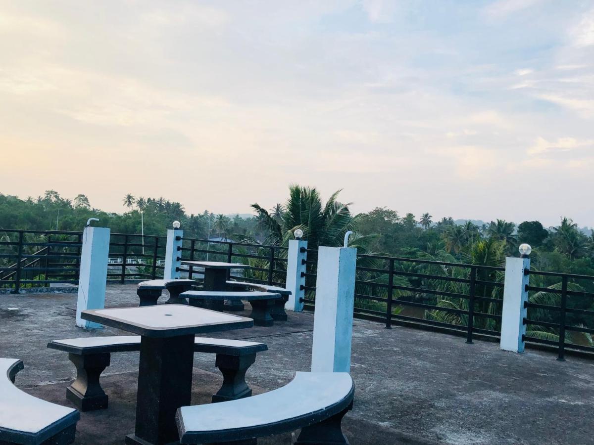Tinara River Inn, Уелигама Екстериор снимка