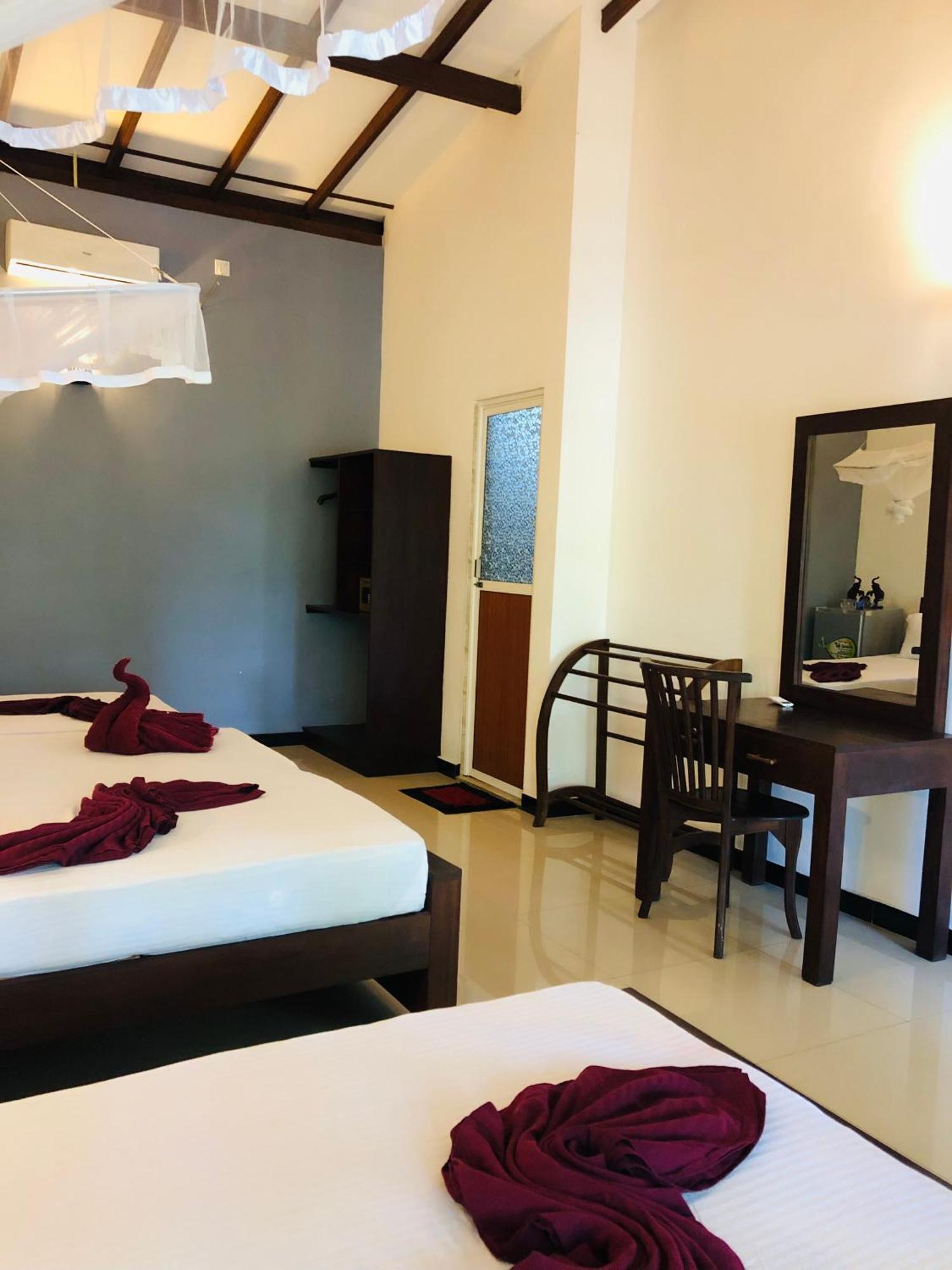 Tinara River Inn, Уелигама Екстериор снимка