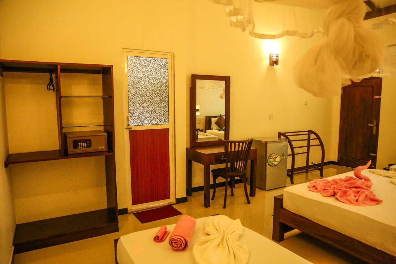 Tinara River Inn, Уелигама Екстериор снимка