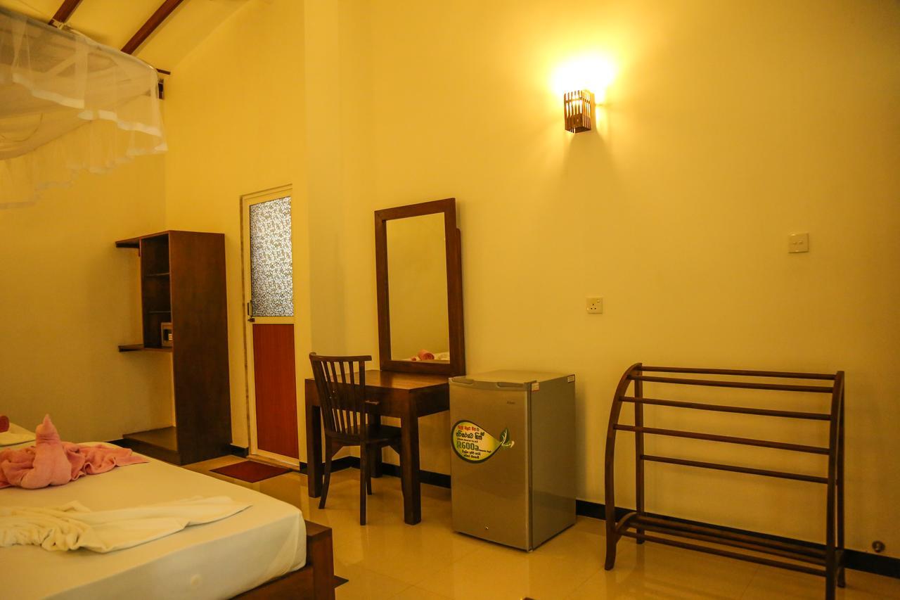 Tinara River Inn, Уелигама Екстериор снимка