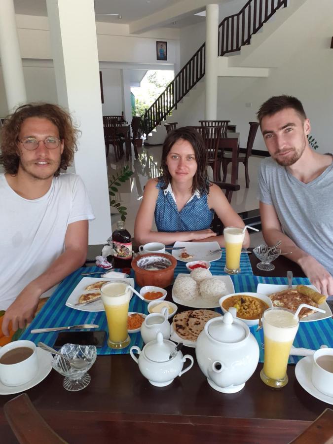 Tinara River Inn, Уелигама Екстериор снимка