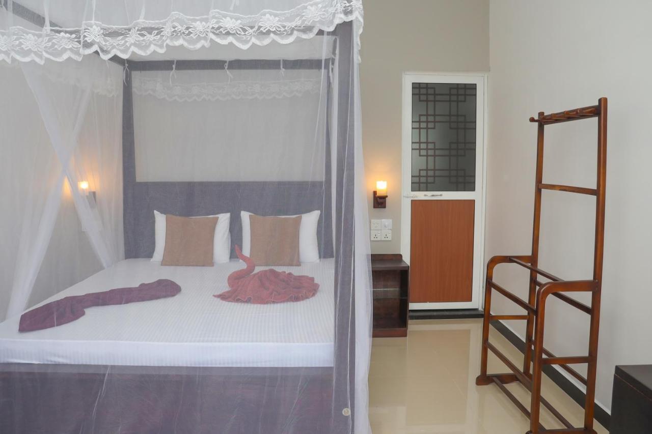 Tinara River Inn, Уелигама Екстериор снимка